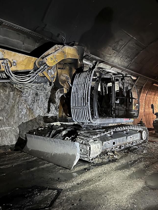 Ein Bagger ist im Autobahntunnel bei Eptingen (Kanton Basel-Landschaft) ausgebrannt.