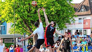 Beach-Basketball auf dem Landungsplatz: Die Bodensee Pirates aus Friedrichshafen wollen ihren Titel auch in diesem Jahr verteidigen. Sie ...