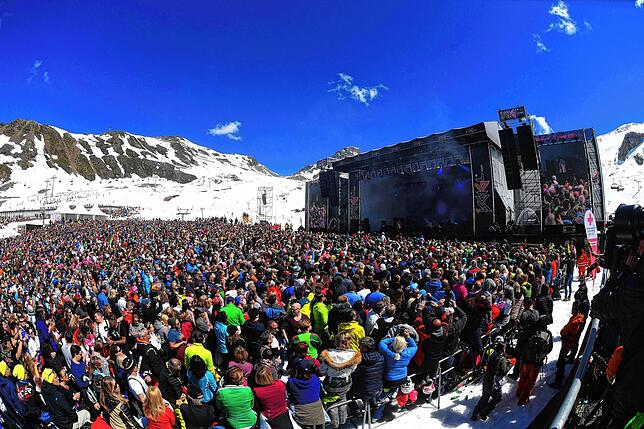 Ein Bild aus vergangenen Zeiten: Dicht gedrängt schauen Wintersportler in Ischgl einem Konzert von Schlagersängerin Helene Fischer zu.