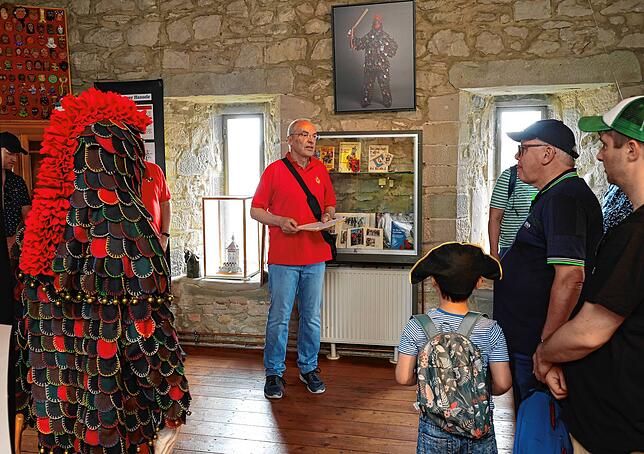 In der Turmstube erläutert Walter Bialoncig (Mitte) während einer Führung die Entstehung und die Funktion des Schnetztors.