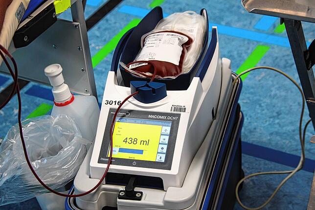 Eine Blutspende umfasst einen halben Liter Blut. Das Gerät misst dabei die Menge und verhindert durch wippende Bewegungen die Gerinnung ...