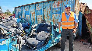 So kommen die Autos nach den Übungen zurück: Geschäftsführer Peter Bühler von dem Entsorgungsunternehmen Bergmann an der Güterstraße in ...