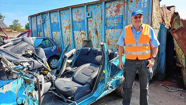 So kommen die Autos nach den Übungen zurück: Geschäftsführer Peter Bühler von dem Entsorgungsunternehmen Bergmann an der Güterstraße in ...
