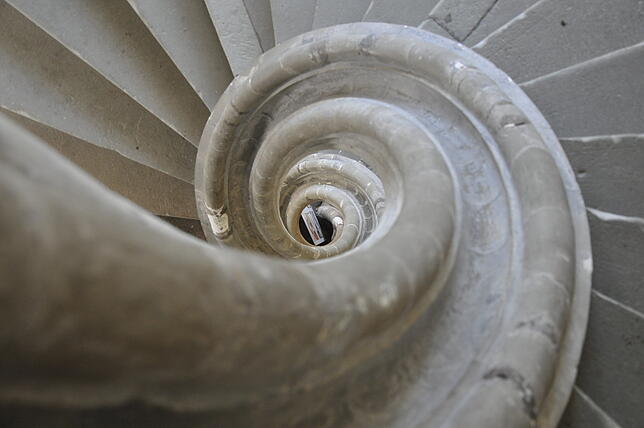 Der Weg zum Fasnachtsmuseum auf Schloss Langenstein führt über diese Wendeltreppe mit vielen ausgetretenen Stufen.