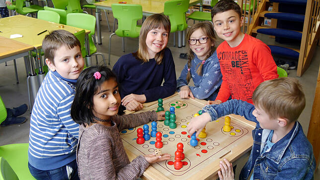 Sie sind sechs von 140 Kindern, die in der Kernzeit der Grundschule Allmannsdorf betreut werden (von links): Gleb, Aadhya, Ella, Lena, ...