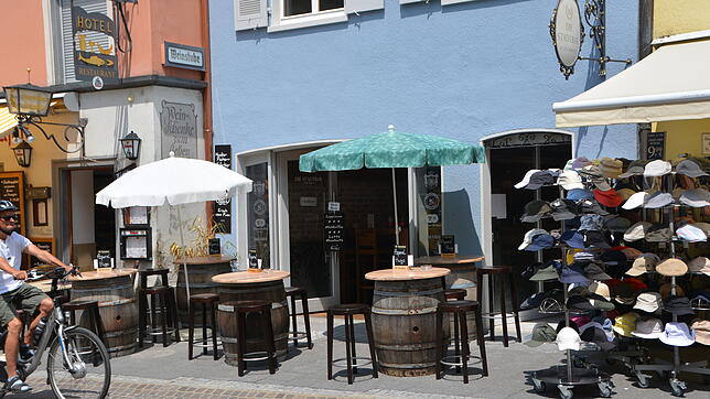 Die Verwaltung begrenzt die Sondernutzung der Flächen vor Läden und Wirtschaften in der Unterstadt, damit Platz für Fußgänger bleibt.