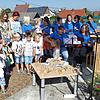 Erzieherinnen und Kindern treten bei der Einweihung der neuen Kindertagesstätte St. Georg in Behla mit fröhlichen Liedern auf. Sie ...