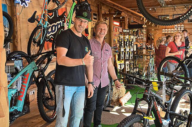 Carsten Schnürle (links) hat in seiner Bike-Ranch am Fabrikberg einiges für seine Kunden zu bieten.