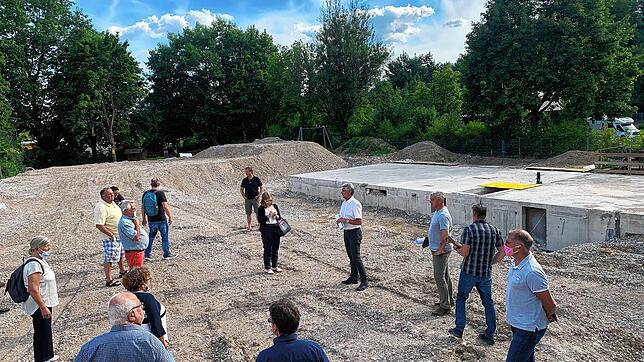 Vor-Ort-Termin: Der Bau- und Umweltausschuss machte sich schon in der vergangenen Woche ein Bild von der Baustelle des Kindergartens ...