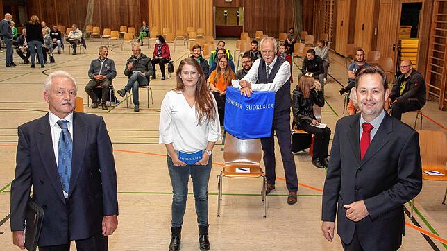 Bitte recht freundlich: Die beiden Bürgermeisterkandidaten Roland Kunze (links) und Michael Klinger (rechts) kommen für ein Bild mit den ...
