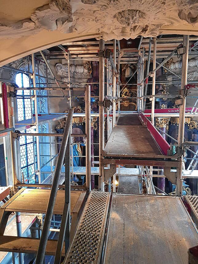 In der Kirche ist ein Gerüst aufgebaut, um die Stuckdecke zu sichern.