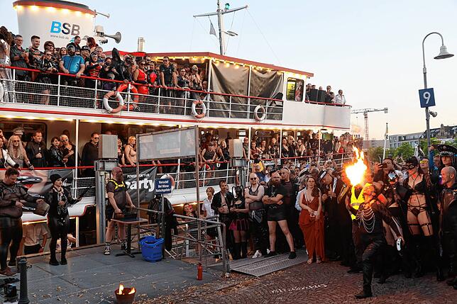 Bild 24: Willkommen an Bord! Diese Passagiere sind beim Torture Ship dabei