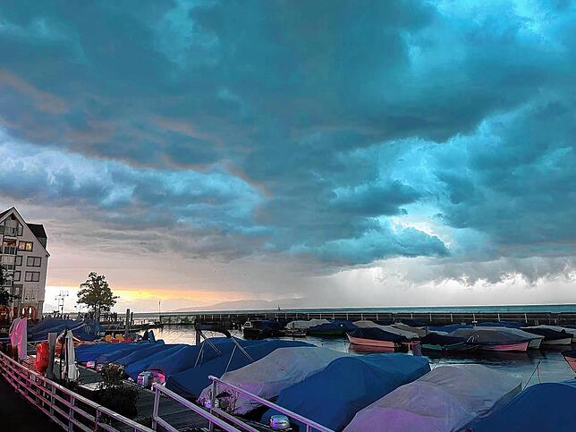 Da ist es, das Gewitter: Gegen 18 Uhr verdunkelt sich der Himmel.