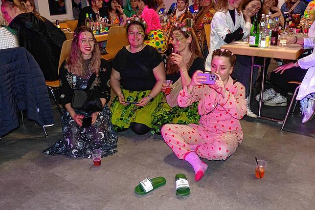 Bild 23: Wiiberfasnet 2025: Die besten Bilder der Hü-Ri-Frauen in Hürrlingen – Ein aufregendes Spektakel!