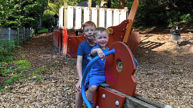 Fynn (7) und Leon (3) testen den Spielplatz am Seltenbach in Waldshut auf Herz und Nieren.