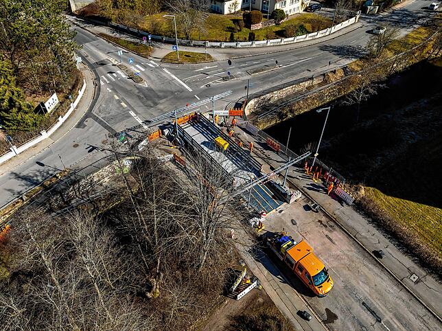 Eine Behelfsbrücke über der Peterzeller Straße erspart den Verkehrsteilnehmern einen jahrelangen Totalausfall.