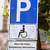 Nur Inhaber eines Schwerbehindertenausweises mit dem Merkzeichen AG dürfen einen solchen Parkplatz nutzen.