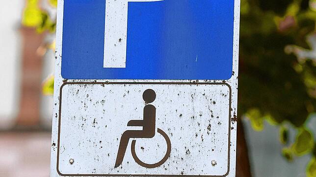 Nur Inhaber eines Schwerbehindertenausweises mit dem Merkzeichen AG dürfen einen solchen Parkplatz nutzen.