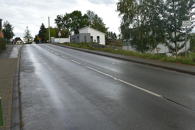 Kerzengerade und abfallend bietet sich die alte Bundesstraße den Rasern geradezu an, die Geschwindigkeiten massiv zu überschreiten. ...
