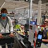 Im Supermarkt: Auch beim Einkaufen herrscht Maskenpflicht. Tanja Lingg aus Eigeltingen bezahlt ihren Einkauf beim Edeka-Markt in ...