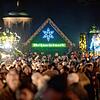 Ein Bild aus vergangenen Zeiten. 2018 genießen Besucher den Stuttgarter Weihnachtsmarkt. Im vergangenen Jahr mussten die Märkte ...