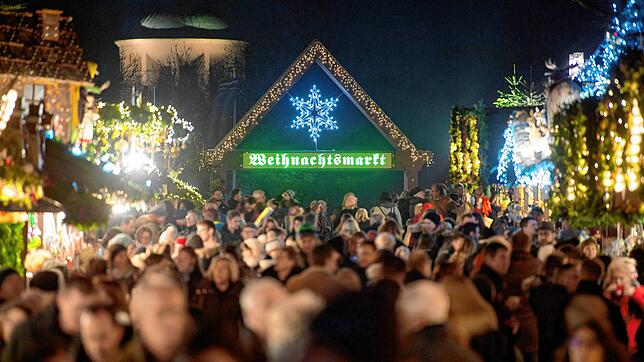 Ein Bild aus vergangenen Zeiten. 2018 genießen Besucher den Stuttgarter Weihnachtsmarkt. Im vergangenen Jahr mussten die Märkte ...