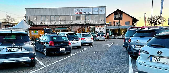 Auf dem Migros-Parkplatz im Schweizer Moskau bei Ramsen wechseln sich deutsche und Schweizer Fahrzeuge ab. Endlich ohne Maske einkaufen ...