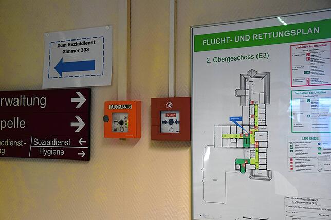 Rauchabzug und Brandmelder samt Fluchtplan gibt es überall im Krankenhaus Stockach.