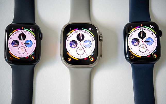 3 Apple Watches Familienfoto: Die Apple Watch Ultra (Mitte), eingerahmt von der Watch SE (links) und der Series 8 (rechts). Wird heute Abend auf der ...