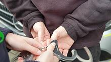 Ein Polizist legt einem Mann die Handschellen an. (Symbolbild) Nach einer Trunkenheitsfahrt in Klettgau-Erzingen wehrt sich ein ...