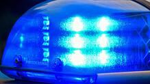 Zwei Männer wurden von einem eingeschlagenen Blitz verletzt.