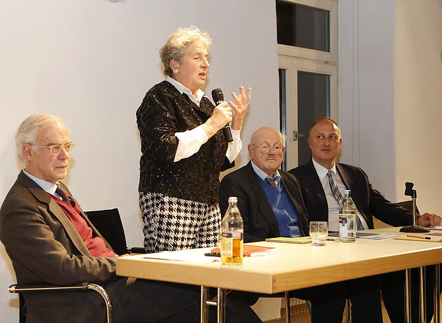 Von links Bart Heyning junior, Sohn von Zwangsarbeiter Bart Heyning, Nichte Julie Heyning-van Maareen, Co-Autor Rüdiger Schell und ...