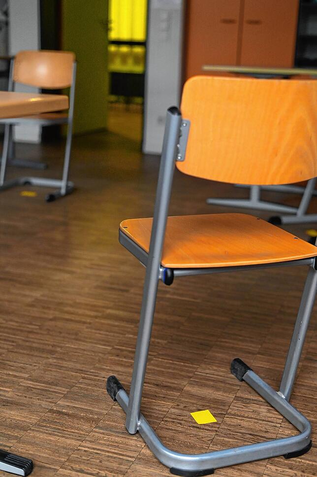 An der Tannenhag-Schule werden derzeit alle Vorkehrungen für die Rückkehr weiterer Schüler getroffen. Markierungen zeigen, wo Stühle ...