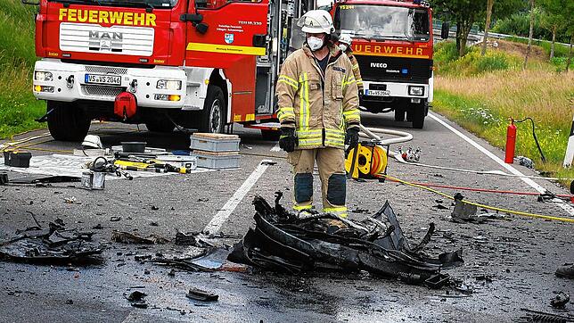 Bei dem schweren Verkehrsunfall am Samstagmittag auf der B523 entstand ein Totalschaden an den beteiligten Fahrzeugen. Beide Fahrer ...