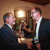 2012: Horst Frank schüttelt seinem Nachfolger, CDU-Mann Uli Burchardt, die Hand.