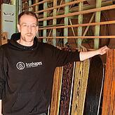 Knut Gröner mit einigen nachhaltigen Snowboard-Prototypen in der Holzwerkstatt seines Start-ups trushapes in Konstanz. Der 37-Jährige ...