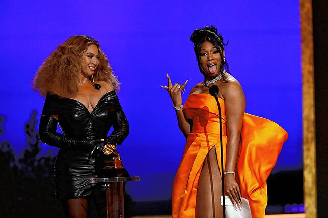 Beyonce (links) und Megan Thee Stallion bei der Preisverleihung für den Grammy in Los Angeles 2021.