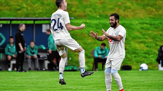 Tooor: Sebastian Schmidt (links) freut sich mit Gianpierre Notarpietro über das zwischenzeitliche 2:1 für den FC Erzingen, das Schmidt ...