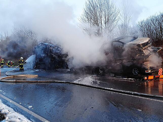 Bild 7: Bilder von Einsatz und Bergung auf der B 31: E-Autos brennen