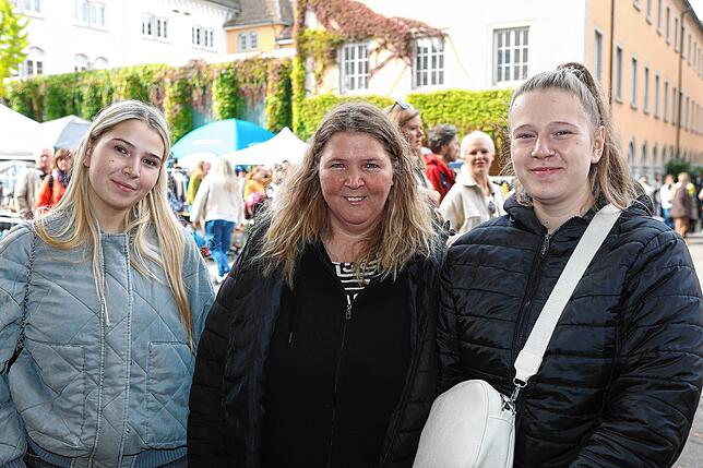 Bild 20: Konstanz – Altstadt-Flohmarkt auf dem Stephansplatz: Hier stöbern und feilschen die Konstanzer