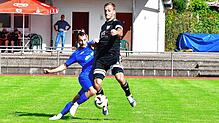 Unter Druck: Der zweifache Torschütze Adelin Oborocianu (links) von der SG Stühlingen/Weizen setzte Abwehrrecke Patrick Keller vom FC ...