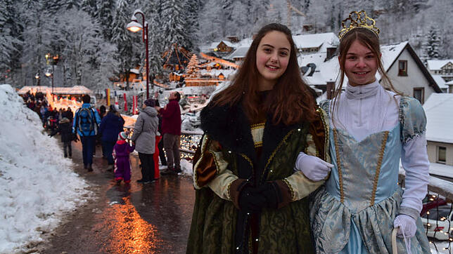 Als Lichterprinz und Lichterprinzessin flanieren Annika Schwer (rechts) und Carina Arnold allabendlich mit Einbruch der Dämmerung über ...