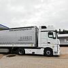 Während erste Lastwagen der Spedition Sara den neuen Standort des Unternehmens in Unterkirnach ansteuern, zeugt an der Fassade des ...