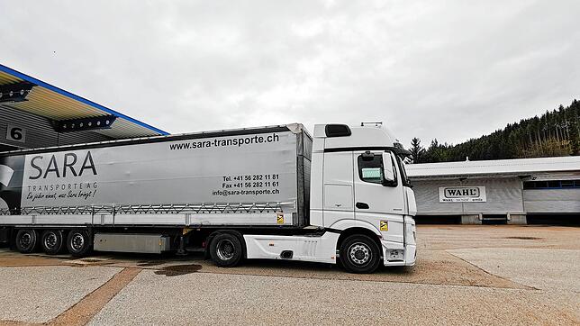 Während erste Lastwagen der Spedition Sara den neuen Standort des Unternehmens in Unterkirnach ansteuern, zeugt an der Fassade des ...