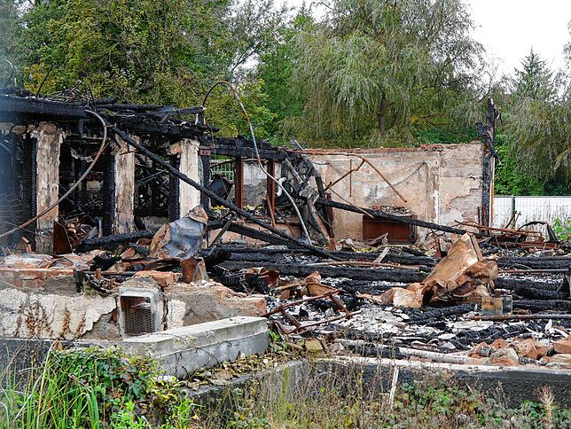 Diesen traurigen Anblick bot die Ruine der Scheffelhalle, nachdem der ursprüngliche Bau im November 2020 abgebrannt war.