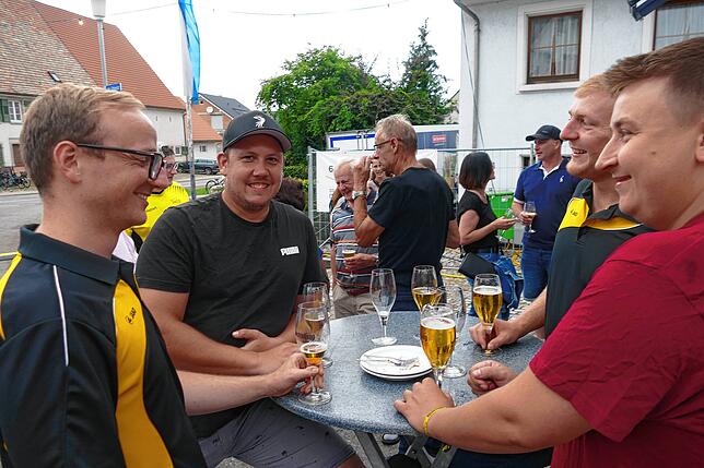 Bild 26: Dieses Straßenfest lockt die Menschen in Scharen an