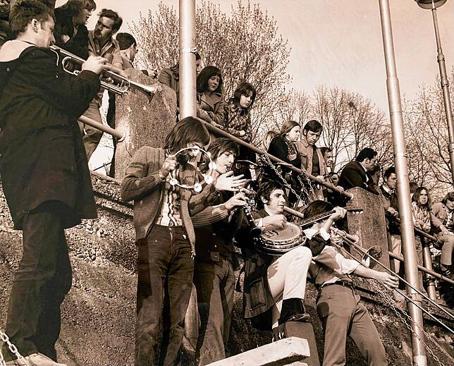 Eines der ersten Bilder, die es von Dixies Treibhaus Ventil gibt. Hier spielt die Band an der Freitreppe in Friedrichshafen zu ...