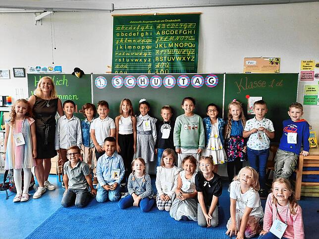 Klasse 1d: Die Klasse 1d mit ihrer Klassenlehrerin Sabine Herzog.