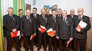 Das Feuerwehr-Ehrenzeichen in Gold oder in Gold in besonderer Ausführung erhielten (von links): Arnold Dietsche, Helmut Wiehl, Gerald ...