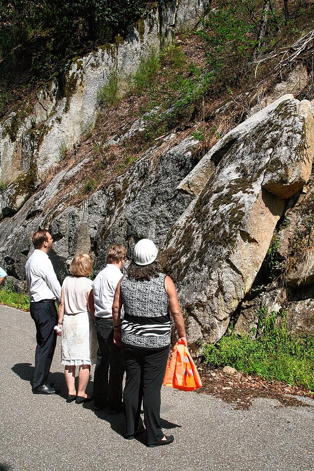 Seit sechs Jahren ist die Albtalstraße gesperrt, immer wieder machten sich Politiker ein Bild von der Lage. In diesem Bild von 2018 ...